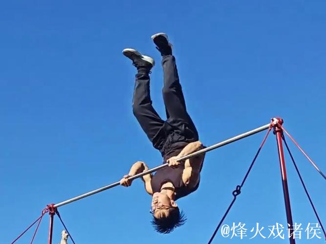 年轻人在单杠上的绝佳表演 年轻人在单杠上的绝佳表演